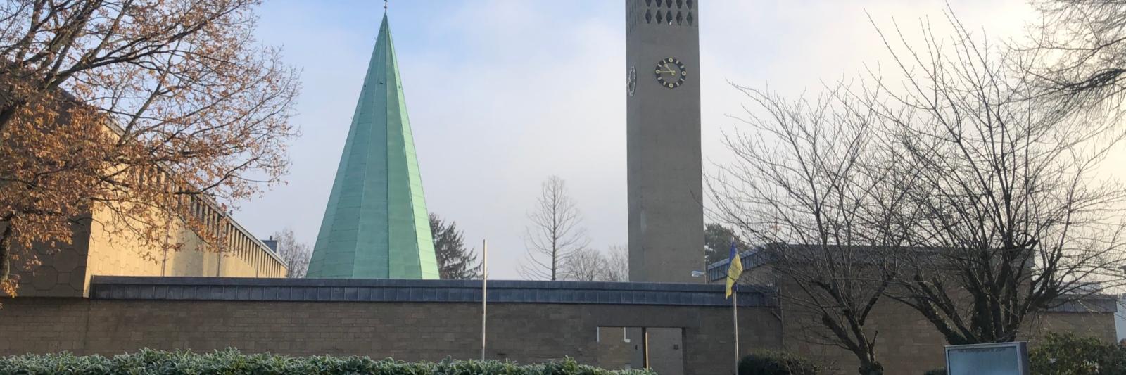 'Konzert statt WM' hieß es am 18. Dezember in der Kirche St. Joseph in Grevenbroich. Im katholischen Gemeindeverband Vollrather Höhe hatten die Musiker um Kerstin Landsky ganz bewusst für 17 Uhr zum Kirchenkonzert geladen - Konzertbeginn war nämlich mitten im Finale der Fußball-Weltmeisterschaft in Katar...  Das Foto machte Benrd Hamer für das familienforum edith stein für Himmel und Erde im Rhein-Kreis Neuss.