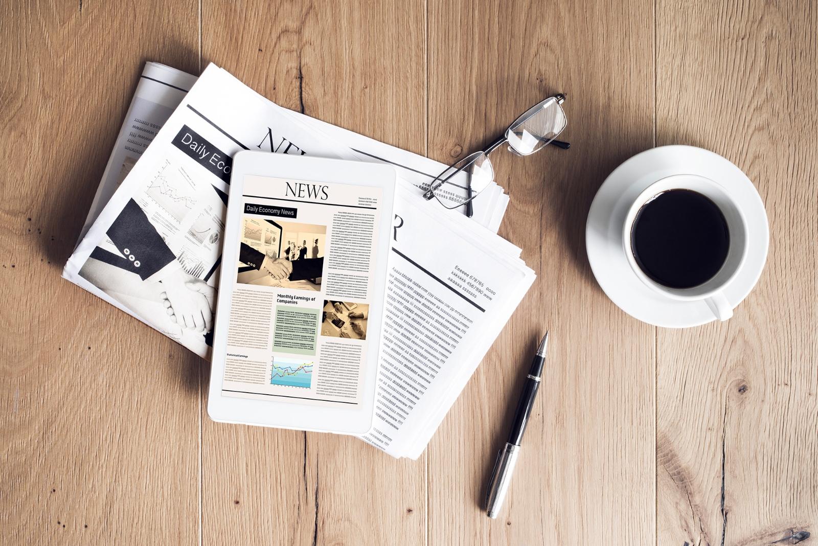 Stilleben mit Zeitung und Kaffeetasse